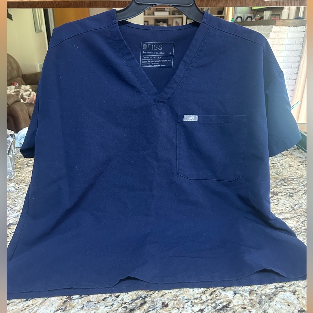 Figs relaxed caterina one pocket top in navy